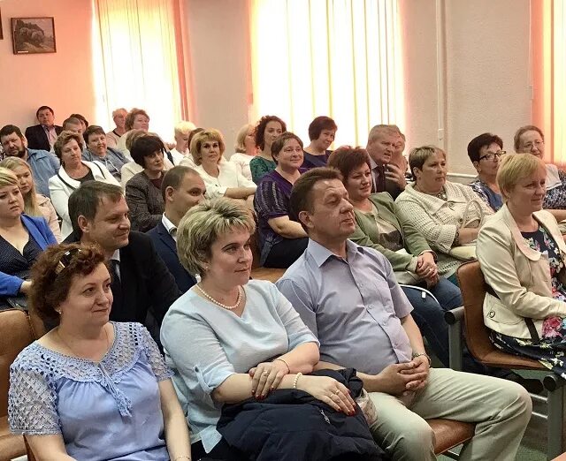 Лух ивановская область октябрьская улица 20. Начальник центра занятости населения. Поселок лух фото. Лух (посёлок городского типа) рестораны. Биржа труда лух.