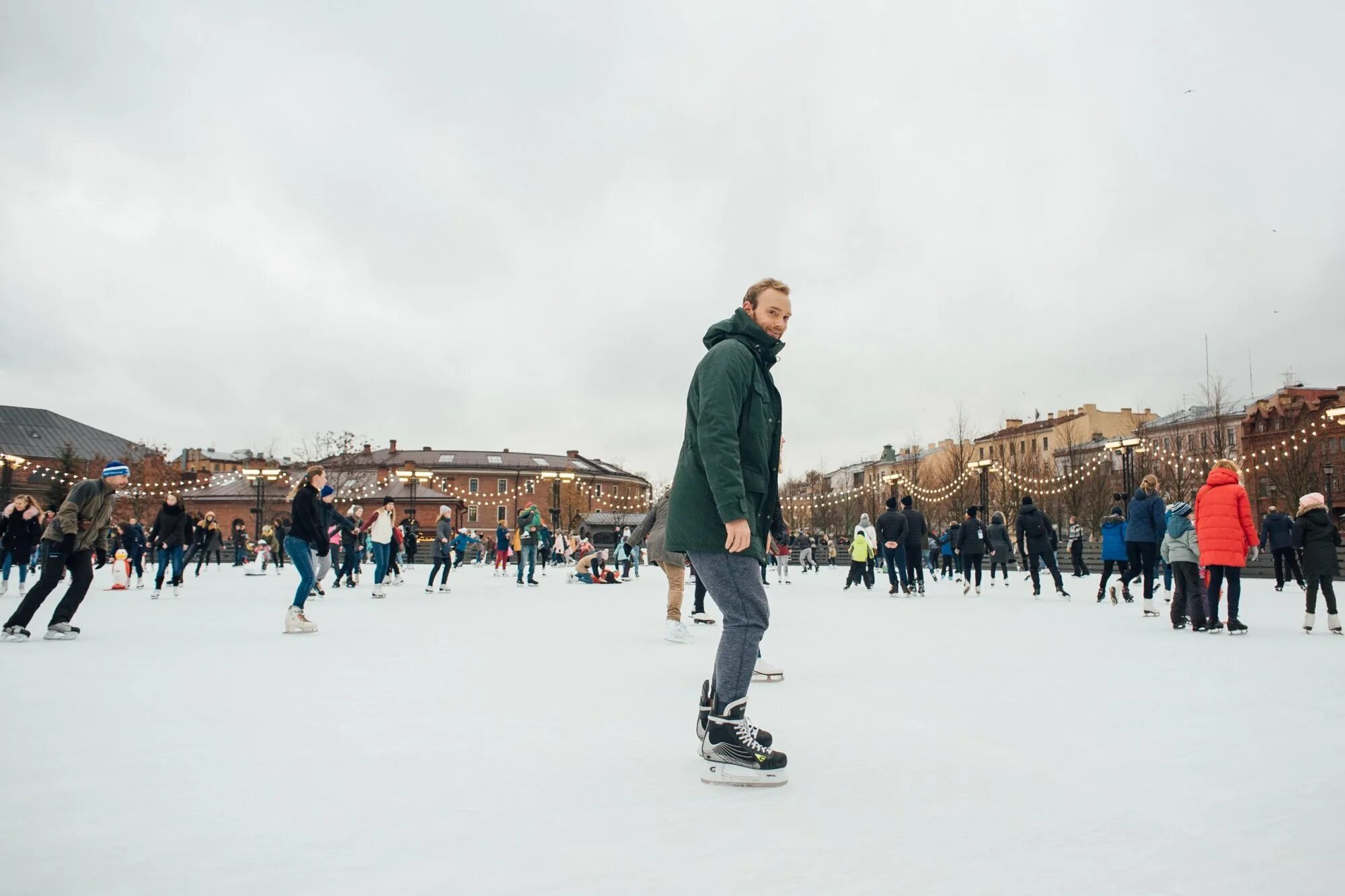 Каток новый цена. Новая Голландия СПБ каток. Каток в новой Голландии Санкт-Петербург. Каток на острове новая Голландия. Новая Голландия каток новый.