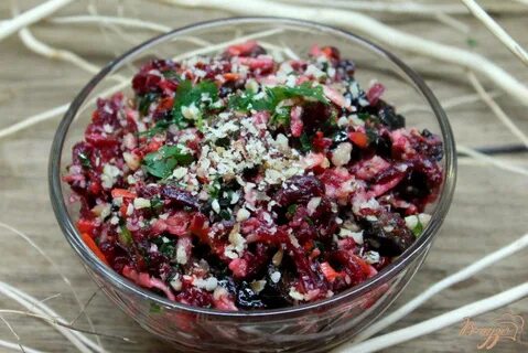 Салат с черносливом и яблоком