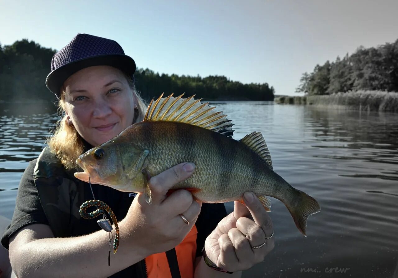 Большой окунь. Девушка с окунем. Рыбалка в Ленинградской области. Окунь большой лодки.