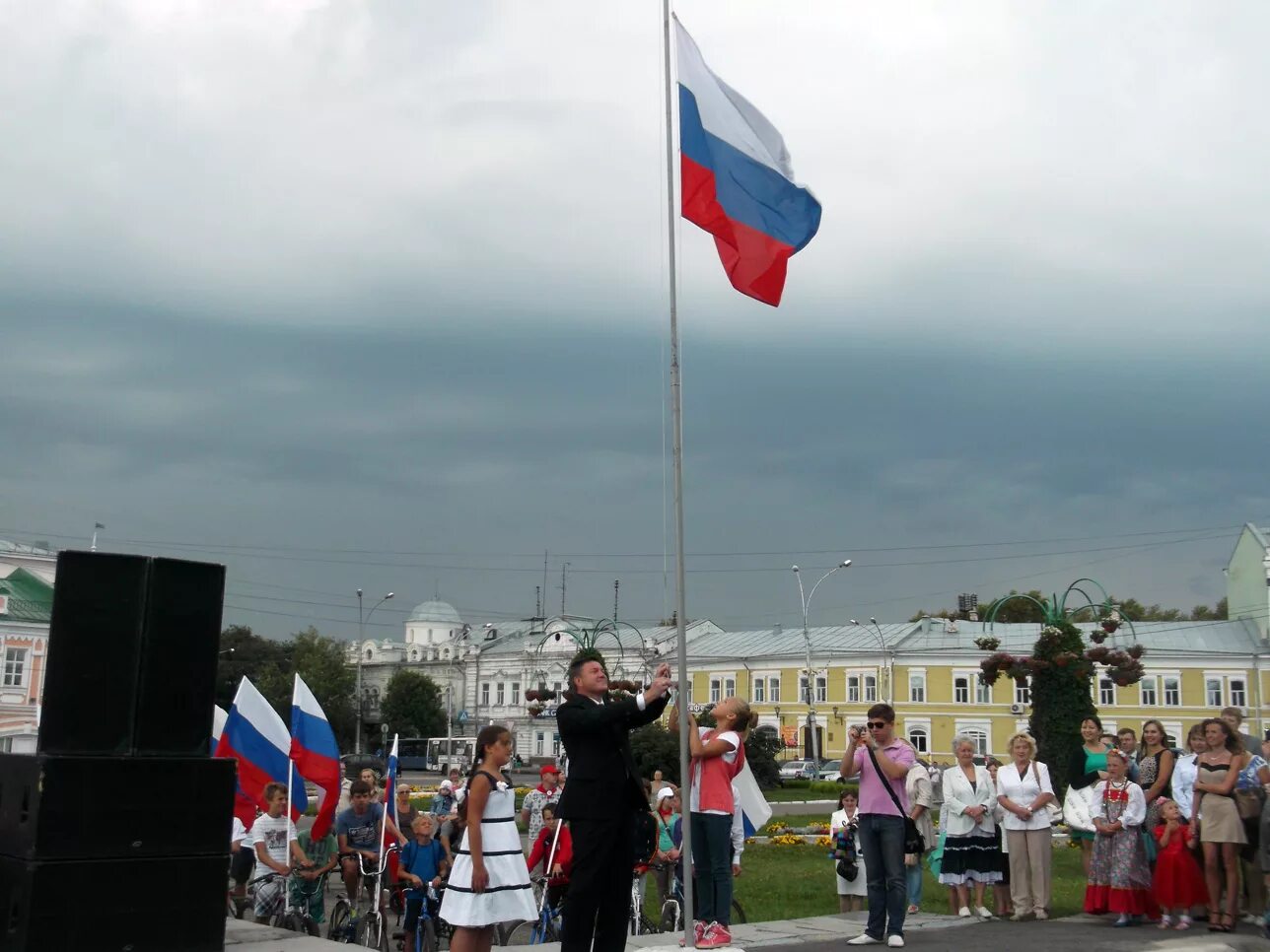 Поднять государственный флаг. Поднятие флага РФ. Подъем государственного флага. Поднятие флага Российской Федерации. Подъем флага РФ.