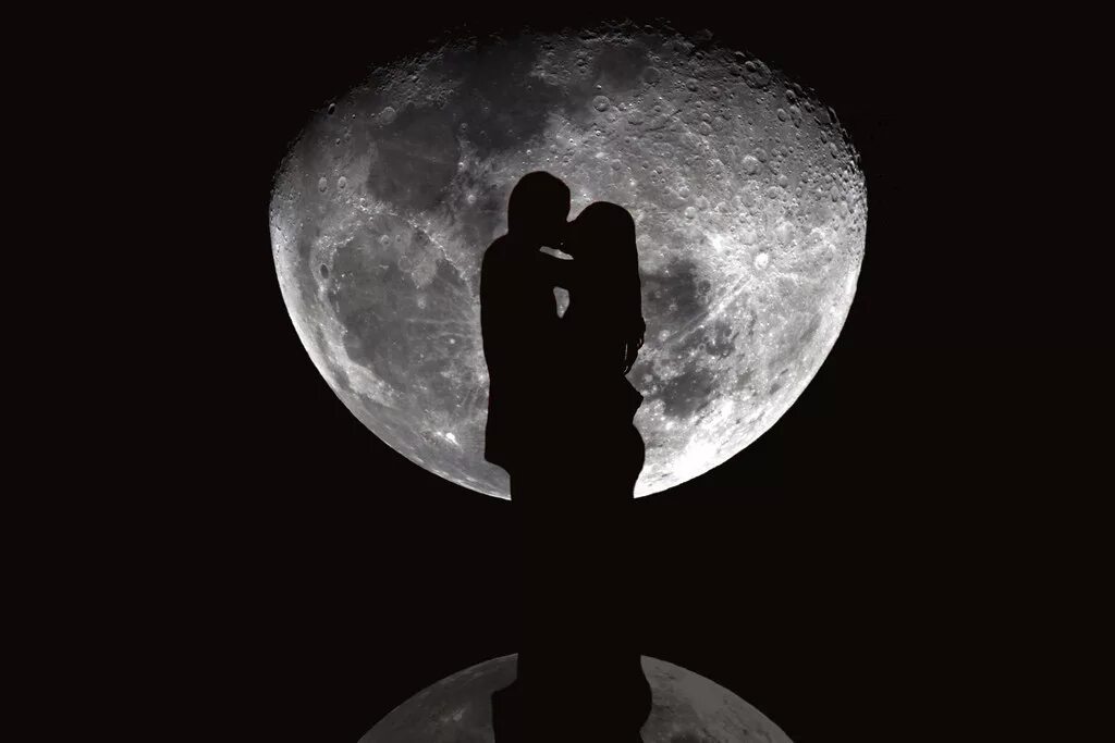 Мун любовь. Парень и девушка космос. Силуэт девушки на Луне. Луна любовь. Парень и девушка на Луне.