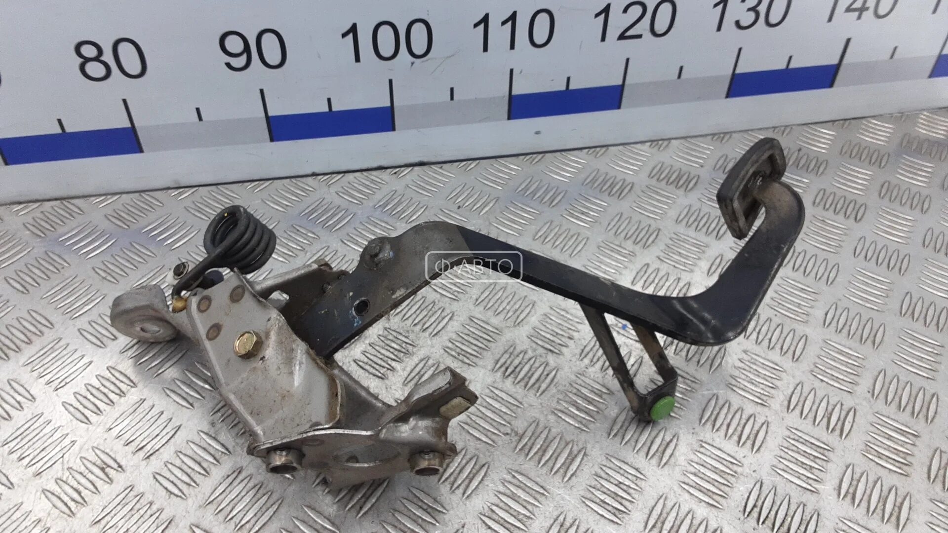 Пинается педаль тормоза на тойота харриер. Педаль тормоза люфтит рав 4. Педаль сцепления рав4 2000-2005. Педаль тормоза рав 4. Фиксатор педали тормоза на рав 4 2017г.