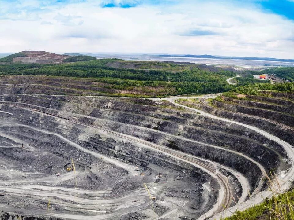 Гок евраз. Качканар горно обогатительный комбинат. Качканарский горно-обогатительный комбинат евраз кгок. Евраз кгок карьер. Качканарский горно-обогатительный комбинат евраз кгок.