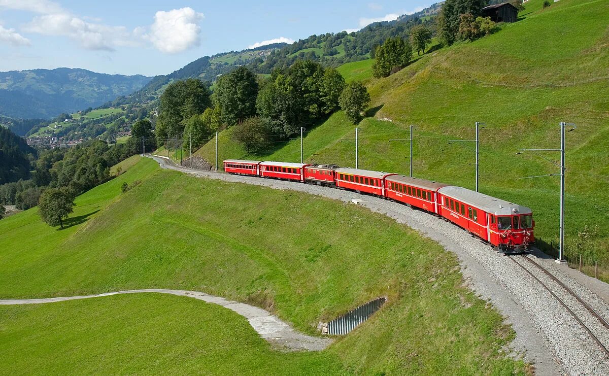 Railway line. Рейнская железная дорога в Швейцарии. Узкоколейка в Швейцарии. Достопримечательности Швейцарии Ретийская железная дорога. Железная дорога в долине Рейна.