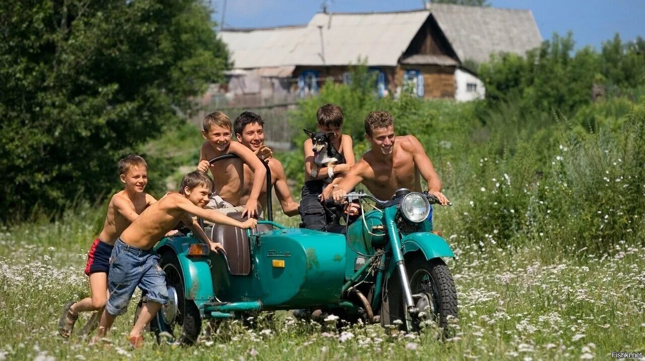 Каникулы в деревне. Советское детство в деревне. Деревенские ребята. Деревенский мотоцикл. Сельский смех