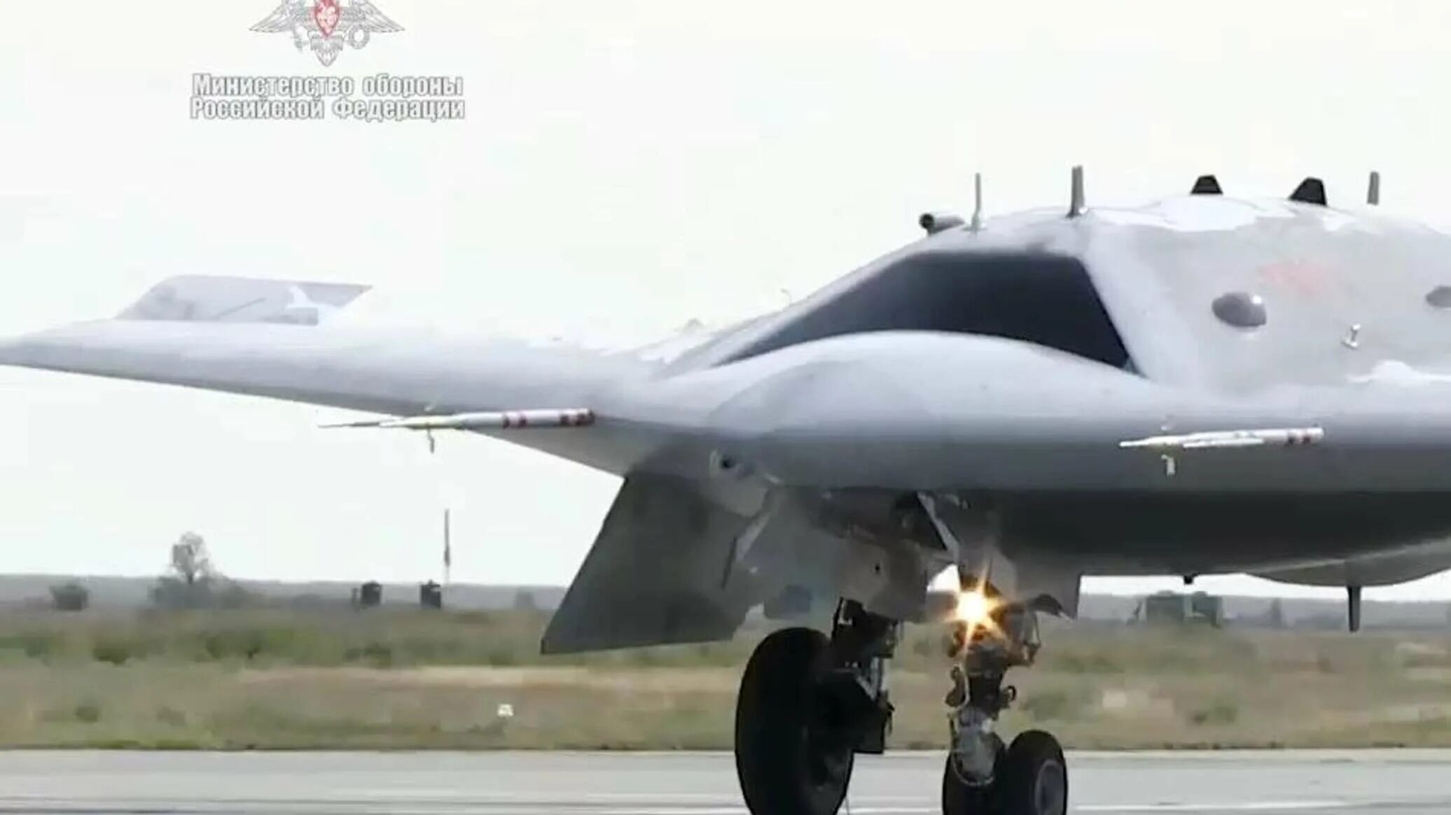 Российский самолет беспилотник. Российский самолет беспилотник. Ударный бпла с-70 «охотник». Ударный бпла с-70 «охотник». Охотник бпла ударный.