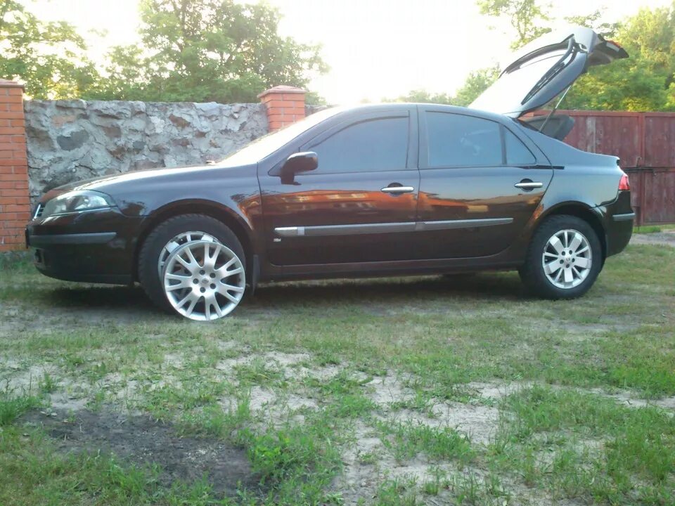 Renault laguna r18. Диски рено лагуна 2. Диски рено лагуна 2. Рено лагуна 2 на 17 дисках. Рено лагуна 3 r17.