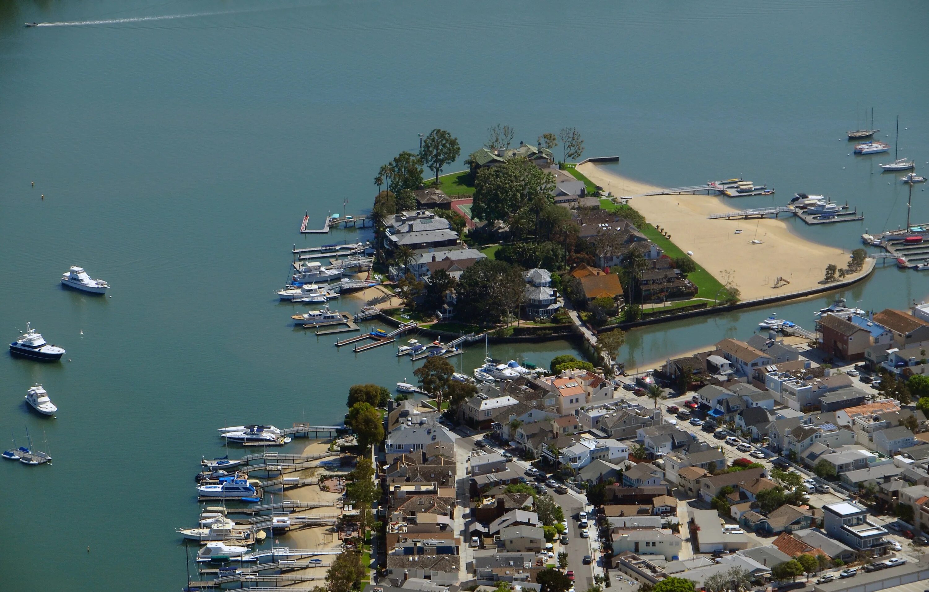 Harbor island. Ньюпорт Бич штат. Ньюпорт (род-Айленд). Род Айленд остров. Ньюпорт Бич Калифорния.