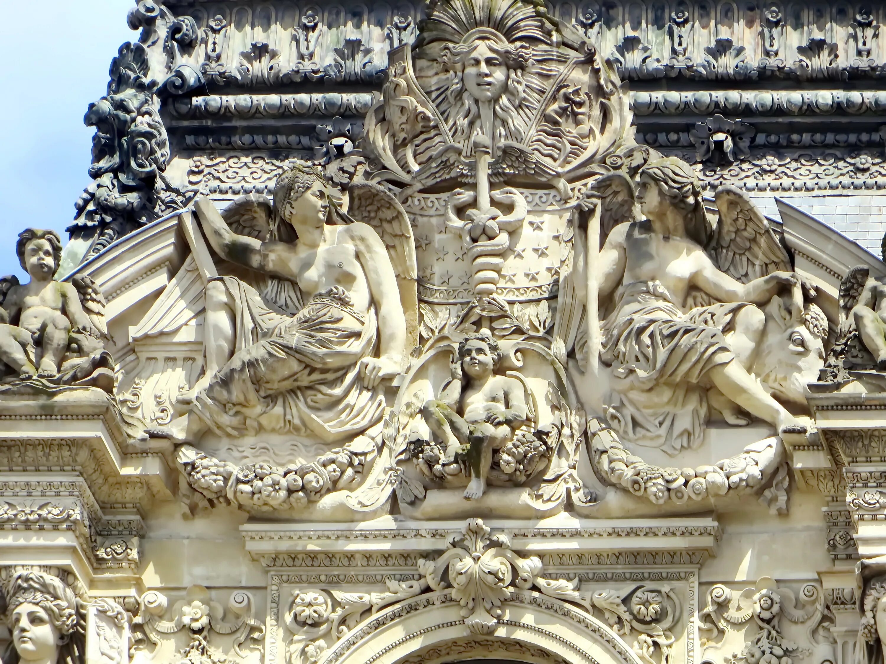 Лувр Париж статуи. Лувр архитектура фронтон. Лувр скульптура фасада. Франсуа Жирардон Лувр.