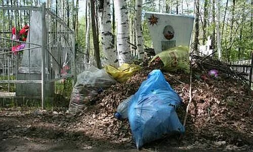 Могила утонувшей. Город Зея городское кладбище. Мусорка в городе Зея. Зея старое кладбище.