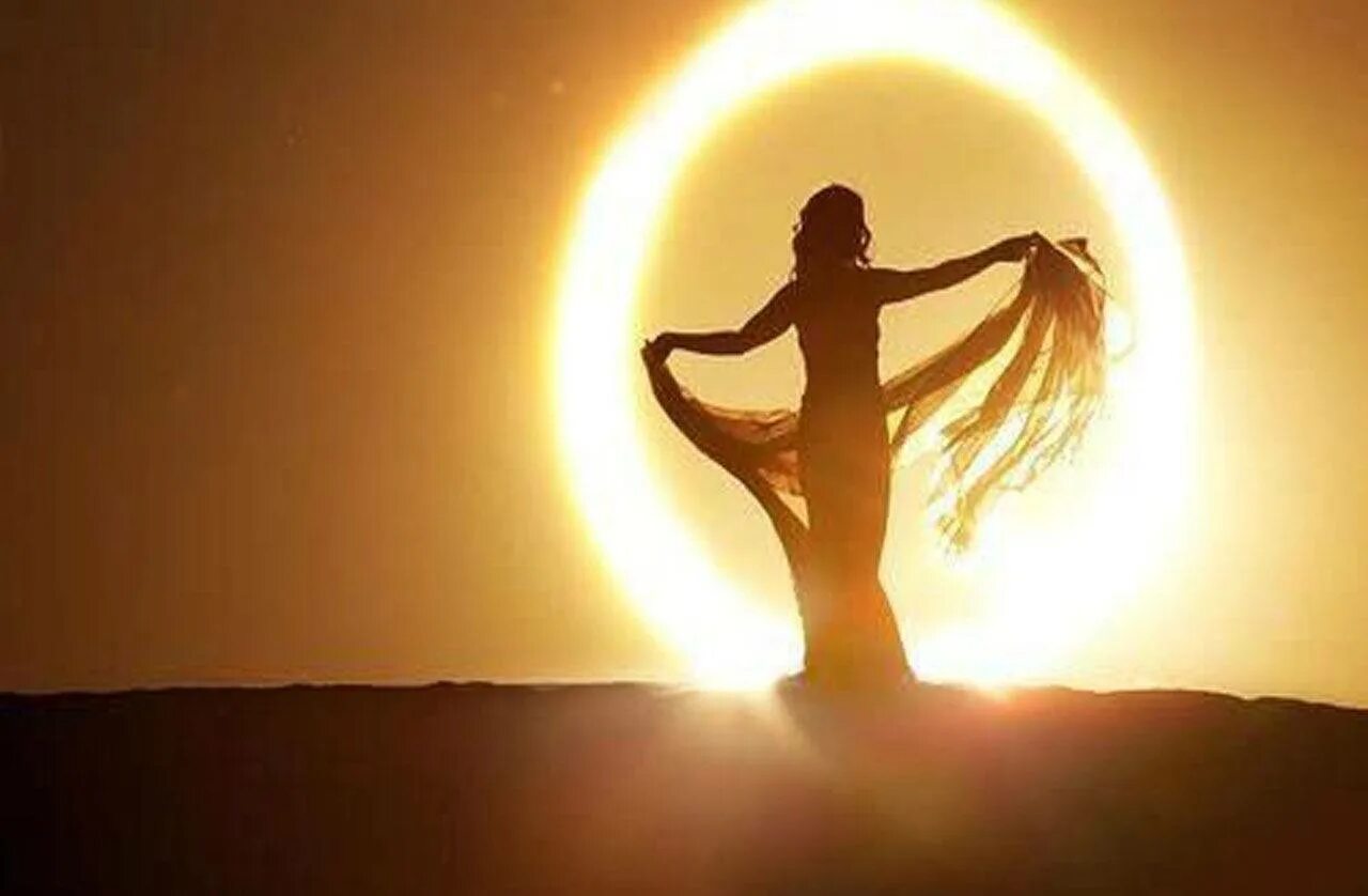 Жизнь наполнена гармонией. Солнце и человек. Девушка и солнце. Женская энергия. Человек в лучах солнца.
