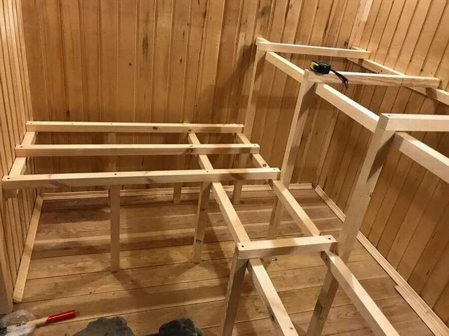 Из какой доски делают баню. Полки в бане. каркас для полка в баню. угловой полок в бане. каркас для полок в бане.