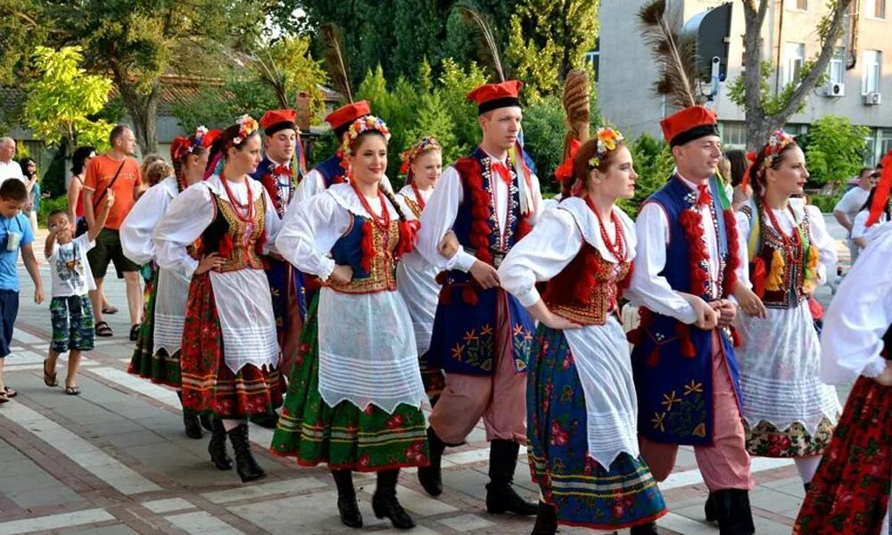 Какой праздник в болгарии. Крымские болгары национальный костюм. Крымские болгары Национальная одежда. Национальный костюм крымских Болгар. Костюм Болгар нац Болгар.