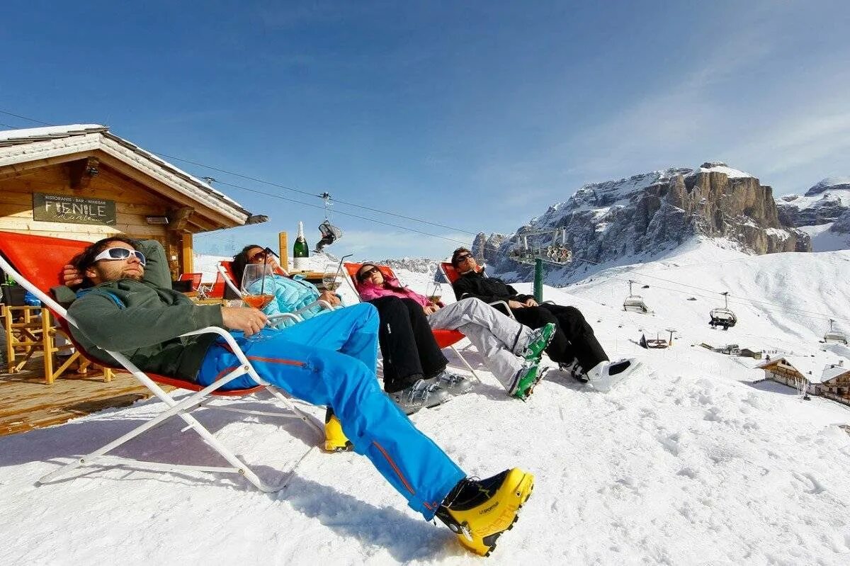 Поездка на горнолыжный курорт. Горнолыжный туризм Италия Альпы. Зимний курорт. Зимний отдых. Катание в Альпах.