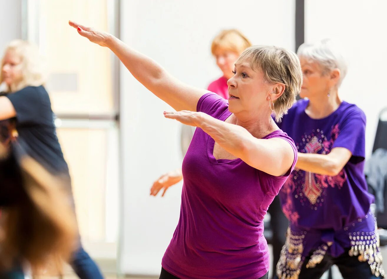 Долголетие занятия. Зумба голд московское долголетие. zumba gold московское долголетие. танцы для старшего возраста. танцы для пожилых.