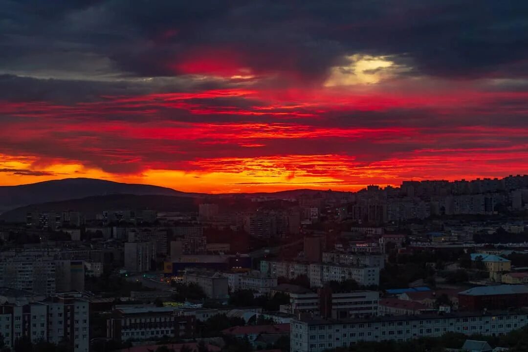 Почему небо красное в крыму. Красные закаты в магадане. небо воронеж красное. кагосима япония вечер красное небо. воркута красное небо.