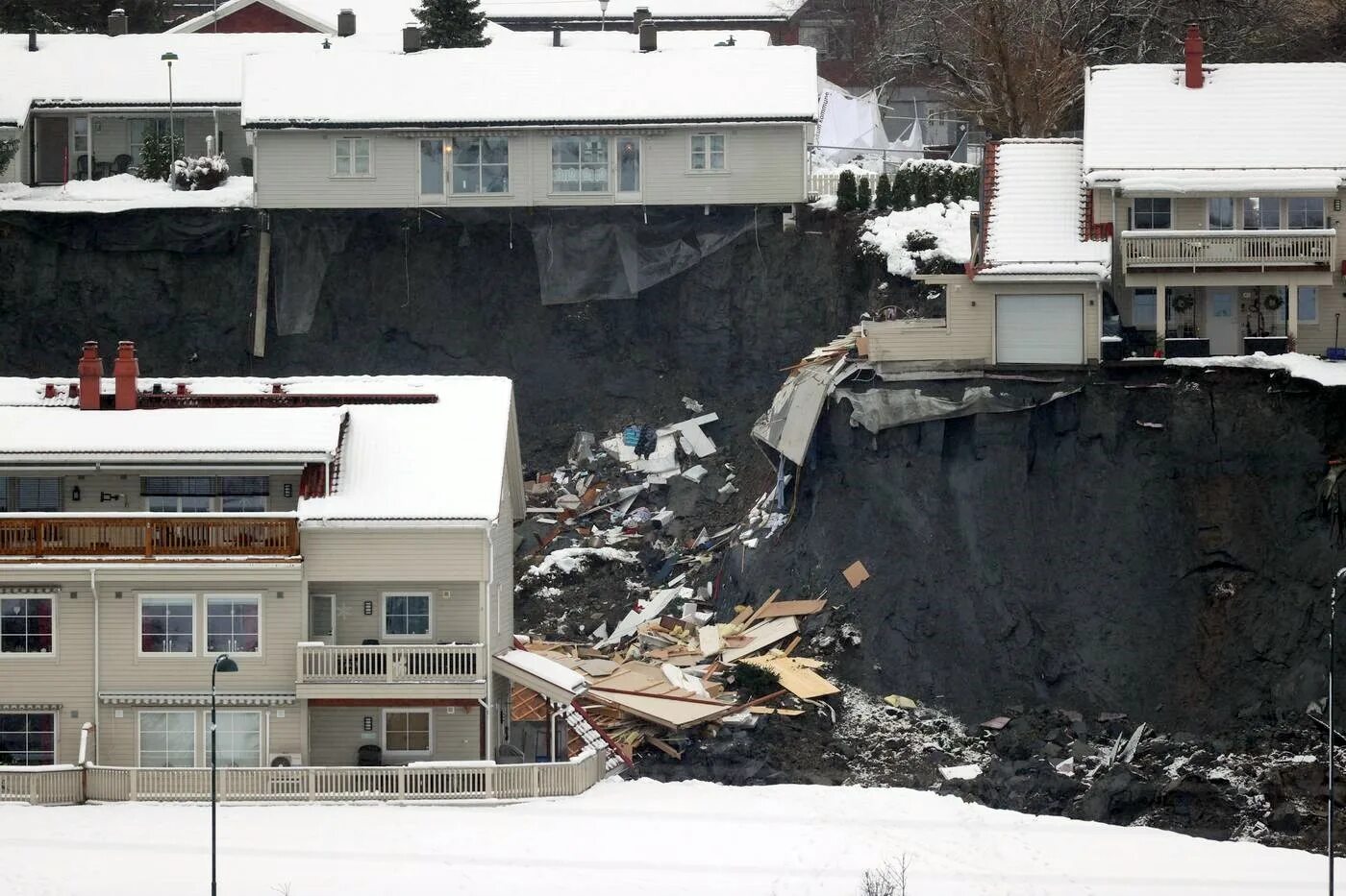 Землетрясение в осло. Оползень в Норвегии 2020. В Норвегии оползень унёс в море 8 домов. В Осло оползень. Оползень Акернесет Норвегия.