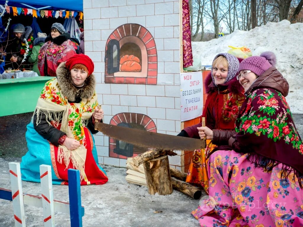 Масленица заринск. Деревенский домик на масленице. Зимняя ярмарка. Масленица встреча весны. Масленица название мероприятия.