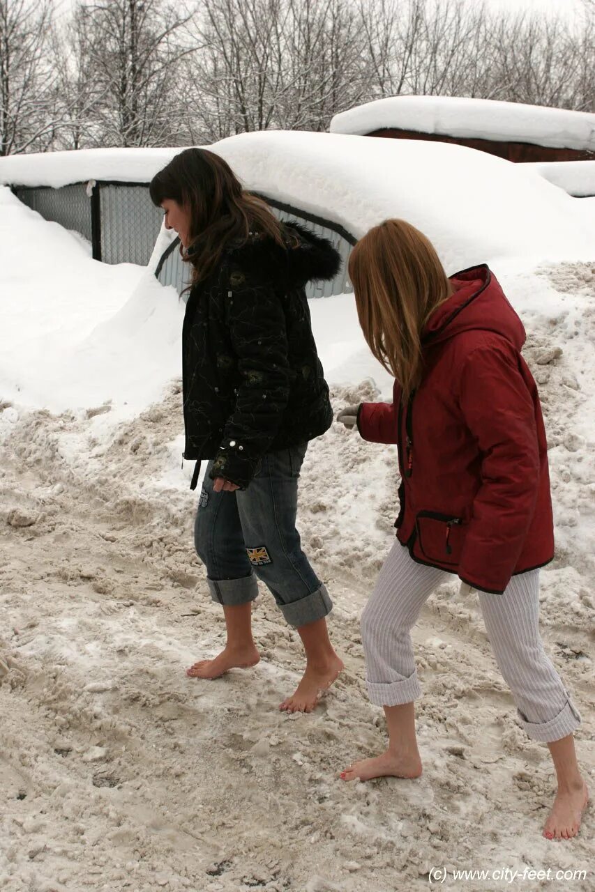 Босиком по снегу эрика ротаева. Девушки босиком зимой. Босая девушка на улице зимой. Девушки босиком зимой. Девушка босиком зимой.