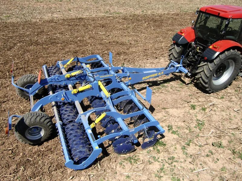 Дисковая борона лущильник. Обработка почвы лущение стерни. Лущение стерни агрегат. Лущения стерни трактор мтз 1221. Дискатор грегуар бессон.