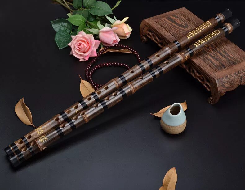 Флейта хорошая. Китайская флейта Дицзы. Дицзы музыкальный инструмент. Бамбуковая флейта ди-Цзы. Китайская поперечная флейта.