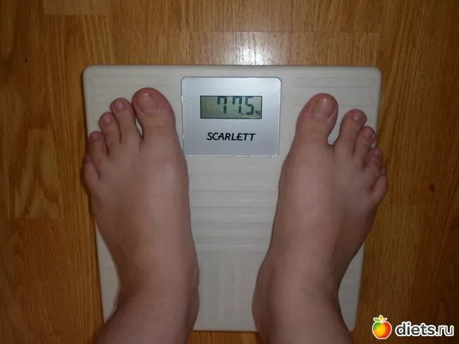 пять килограмм на весах. весы 53 кг. кг на весах. маленький вес на весах. весы напольные ноги.