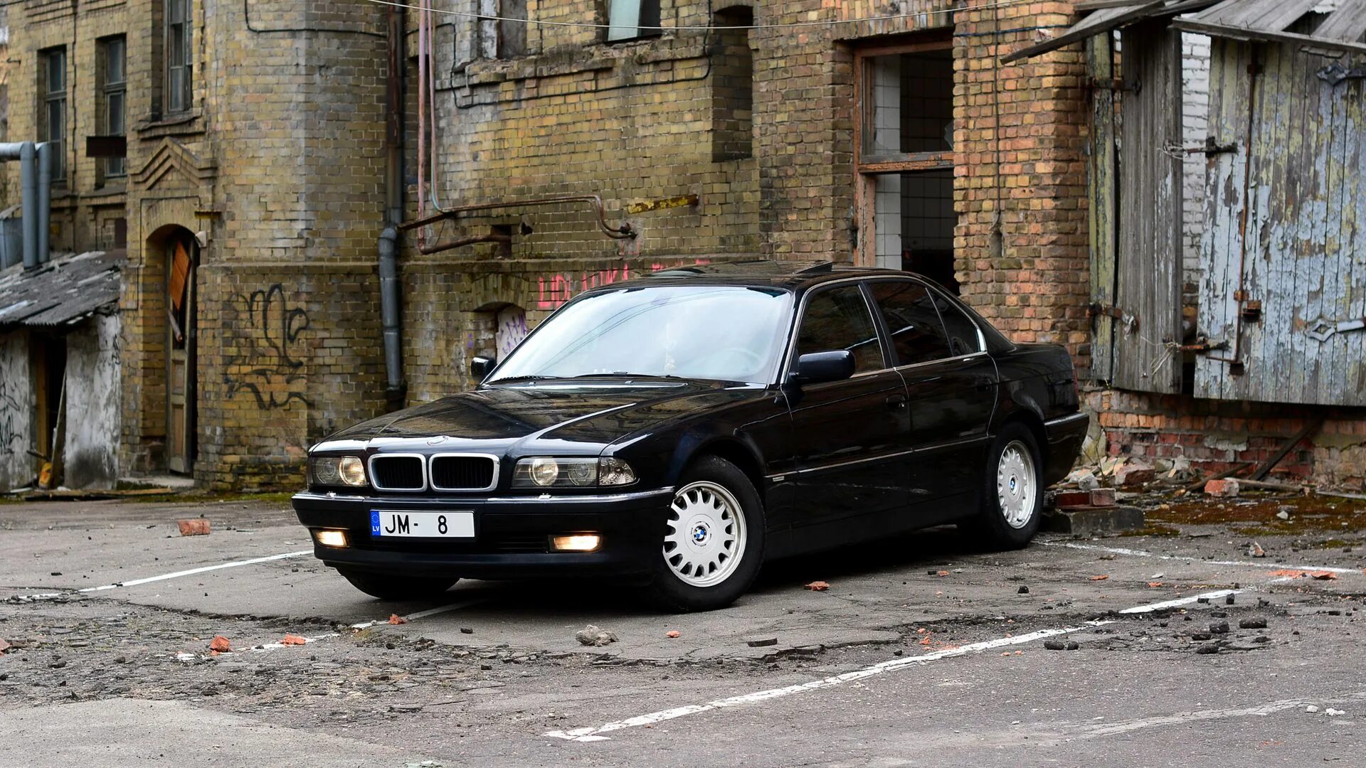 Беха беха семерка. BMW e38 бумер. BMW e38 черная. БМВ 750 е38 бумер. BMW 5 e38 l.