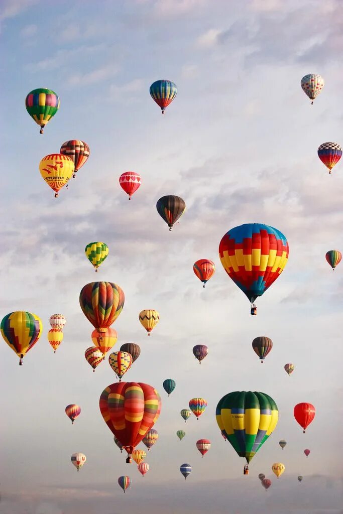 Сколько летают шары. Воздушный шар. Летающие воздушные шары. Воздушные шары в небе. Шары воздушные в воздухе.