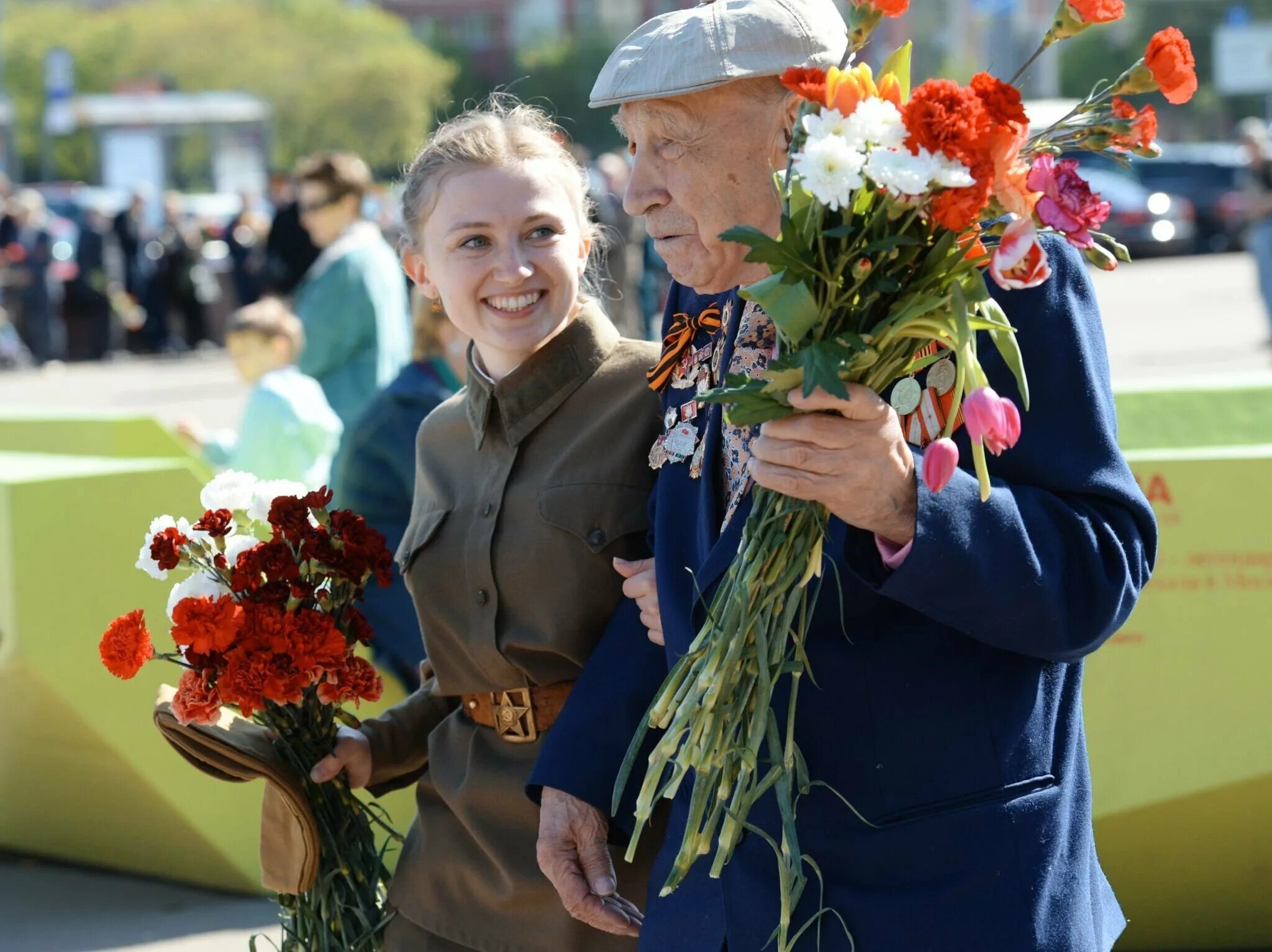 Восхищаться подвигу. Цветы ветеранам. Празднование дня Победы. День Победы ветераны. День Победы ветераны и дети.