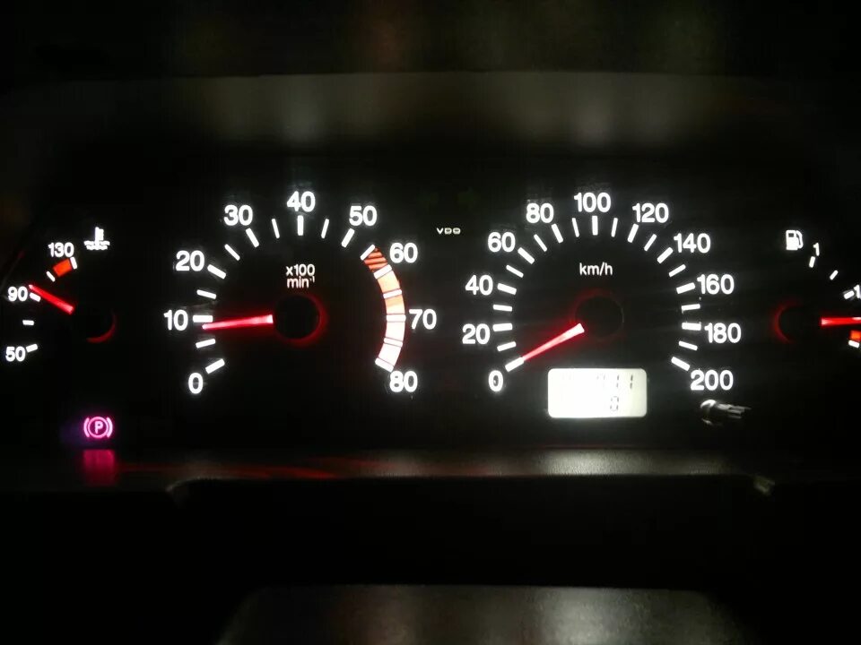 Щиток приборов ваз 2112 вольтаж. Тахометр ваз 2110. Спидометр на ваз 2112 европанель. Тахометр 2112. Тахометр ваз 2110.