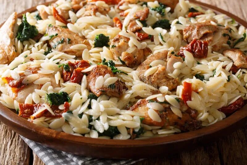 Орзо с грибами и курицей. Паста орзо с грибами. паста орзо с белыми грибами. паста орзо с грибами и курицей. паста орзо с куриной грудкой.