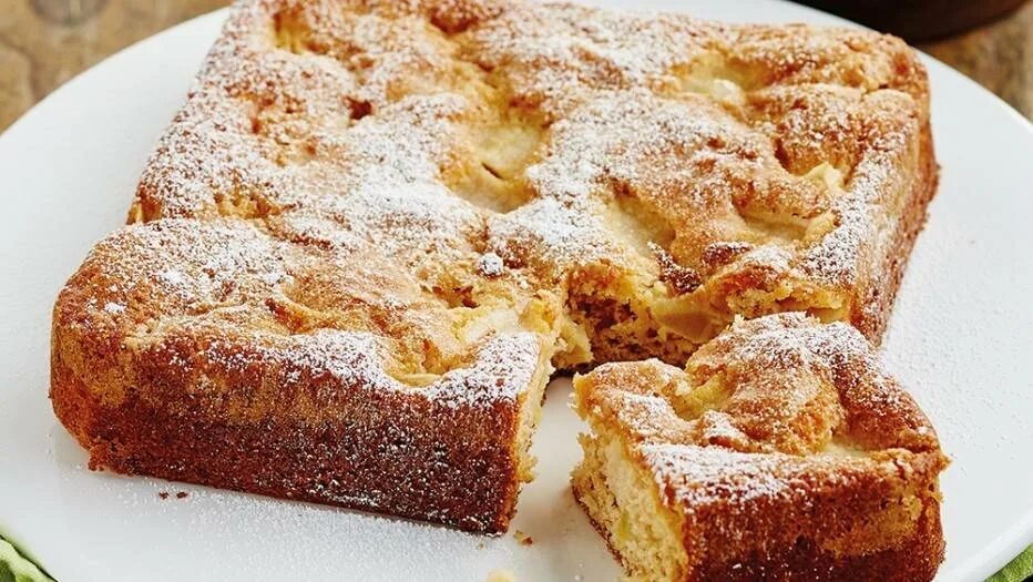 Вкусно быстро просто пирог с яблоками. Пирог с яблоками в духовке. итальянский пирог с яблоками. шарлотка с яблоками прямоугольная. шарлотка квадратная.
