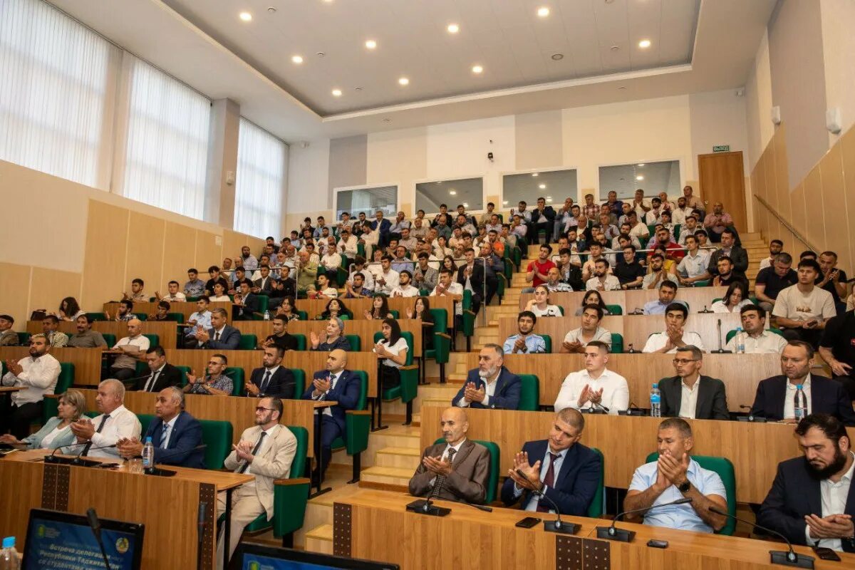 Студенты Таджикистана. Посол Таджикистана в Екатеринбурге. Студенты таджикского университета. Таджикистанцы студент НОВГУ. Екатеринбург таджикский