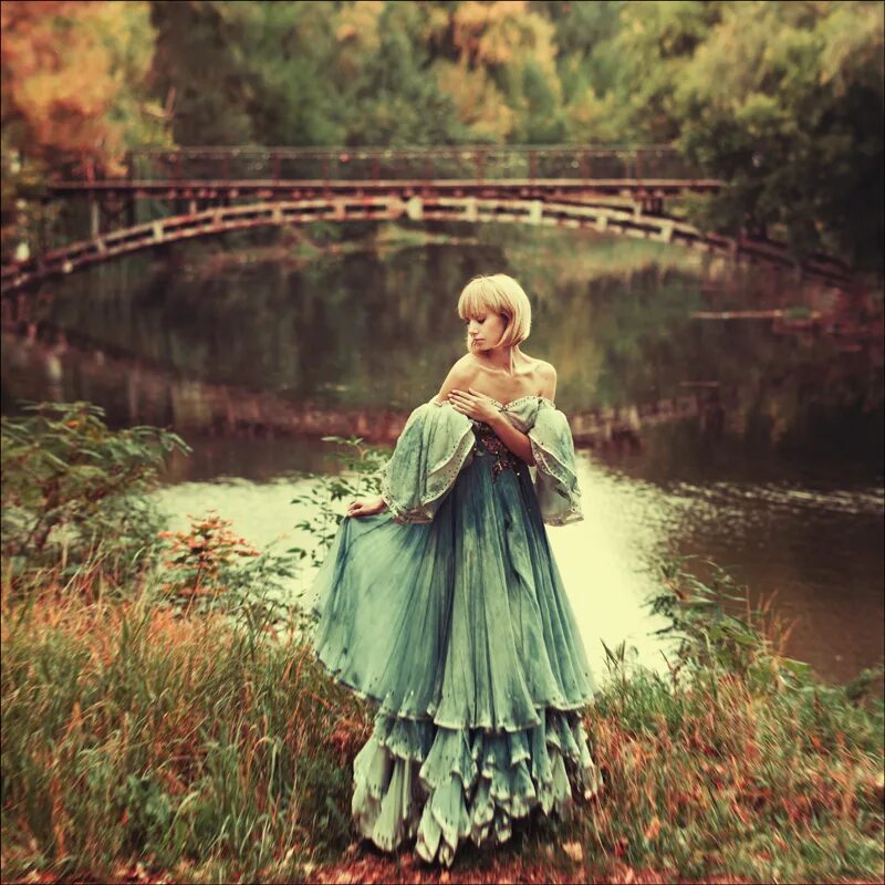 Девушка в зеленом платье. Барышни в пышных платьях. Девушка в старинном платье. Фотосессия в пышном платье на природе.