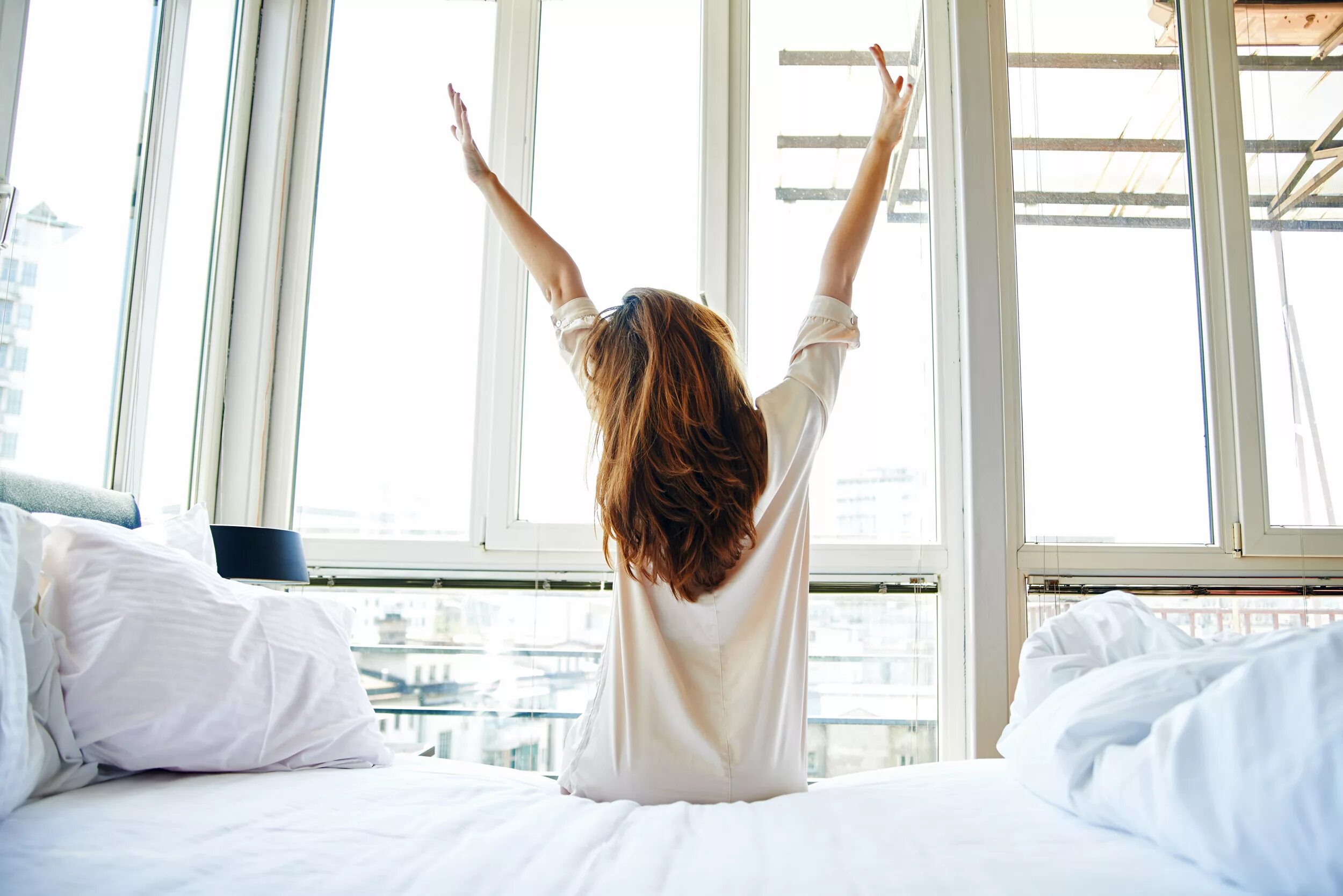 Get up now get up now. Ева Гонсалес утреннее Пробуждение. Девушка проснулась. Девушка просыпается утром. Девушка потягивается.