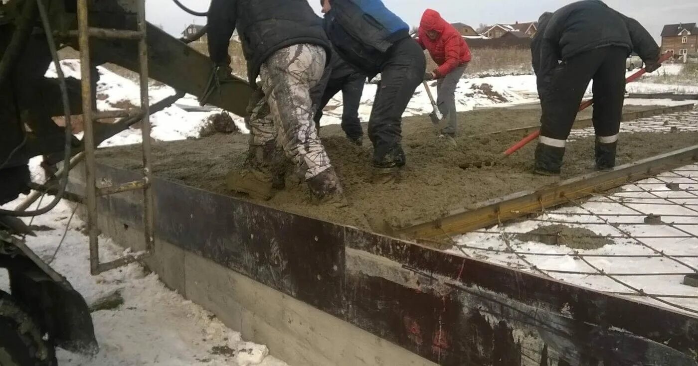 Бетонную следуй. Заливка бетона. Зимнее бетонирование. Укладка бетона зимой. Бетон заливка фундамента.