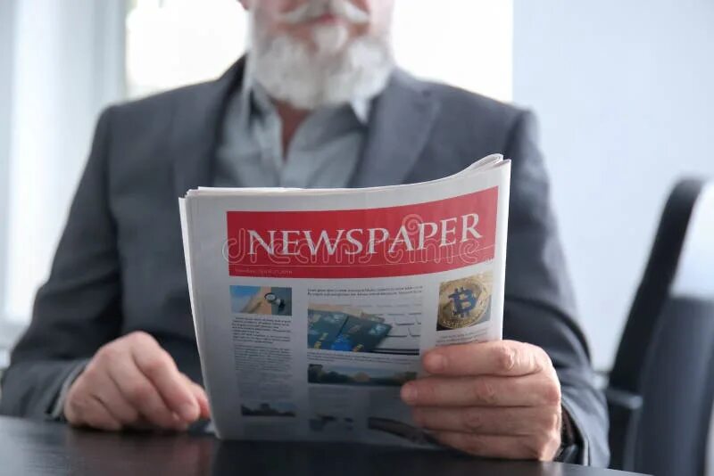 Man reading newspaper. Газета яблоко мужчина читает. Reading newspaper Table.