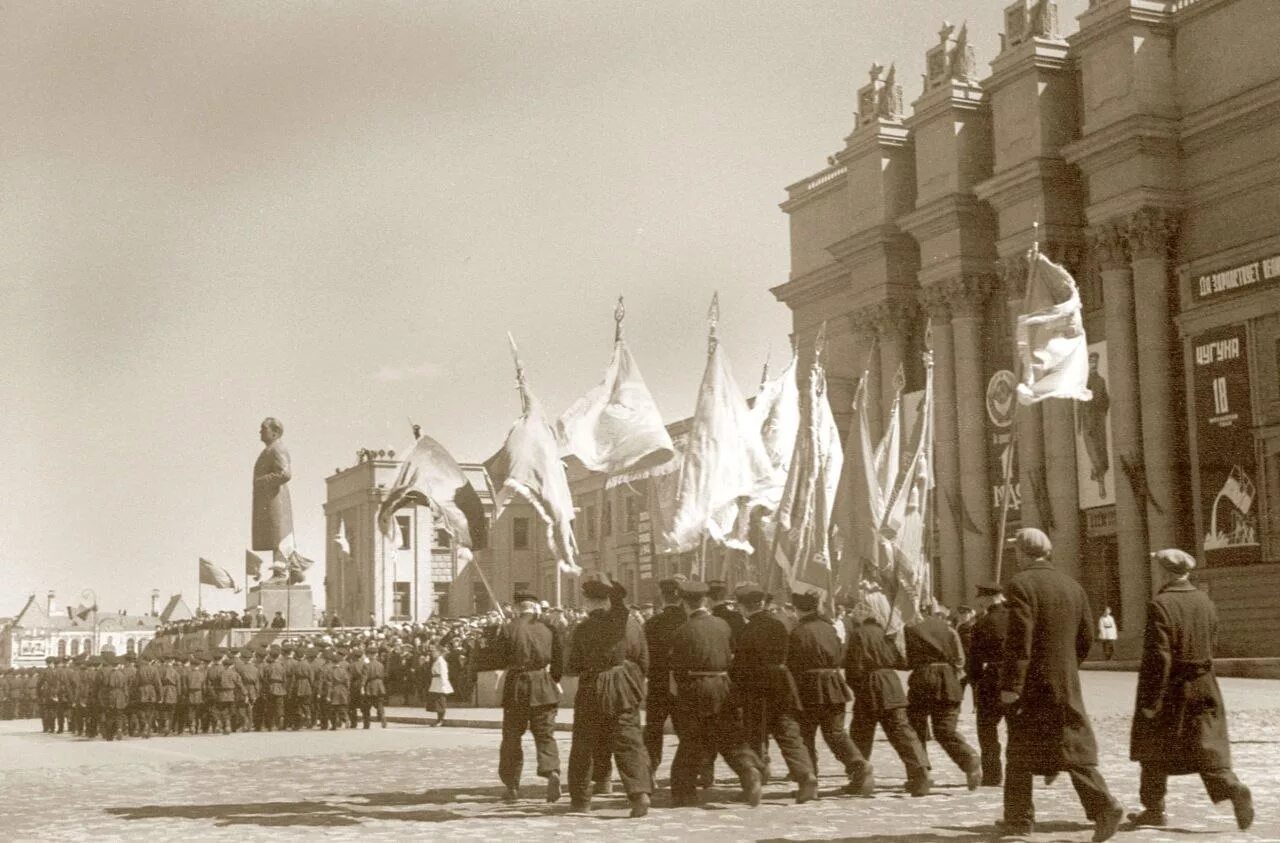 Куйбышев в великую отечественную. Куйбышев площадь Куйбышева в 1941. Парад Куйбышев 1941. Куйбышев площадь Куйбышева в 1941 парад. Завод имени Фрунзе в Куйбышеве в 1941 г.