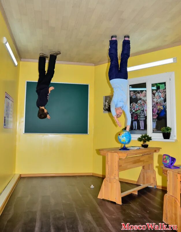 дом перевертыш екатеринбург парк маяковского. параллельные миры город. дом вверх дном екатеринбург. Smile park дом вверх дном. перевернутая г.