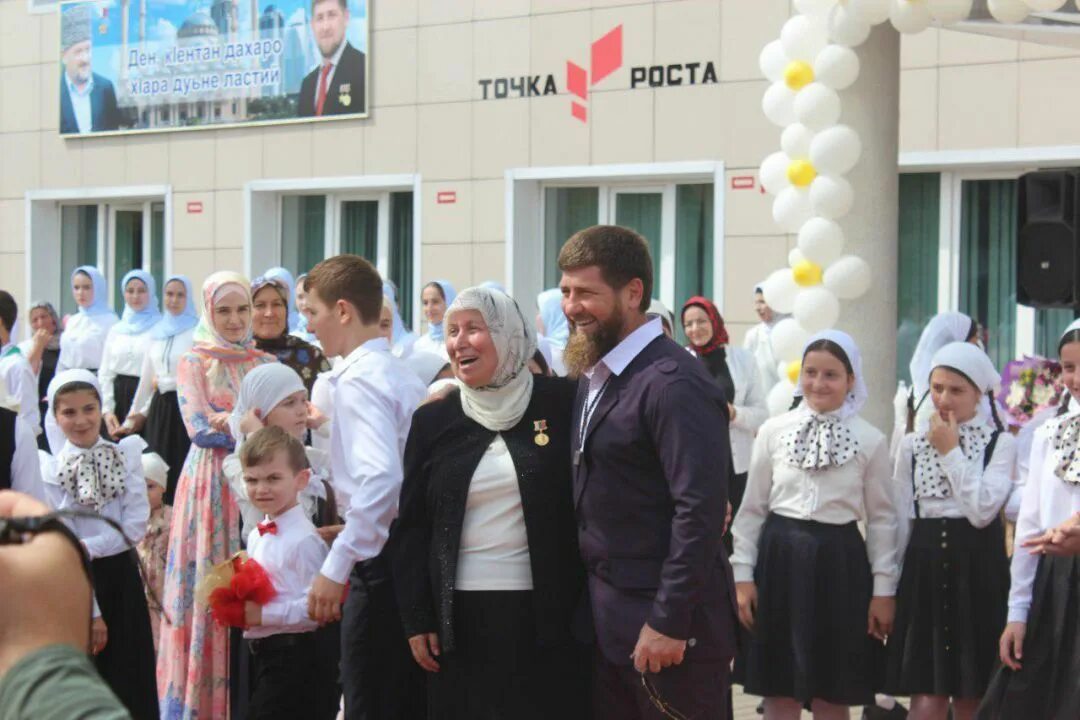 Школа в чечне. Рамзан кадыров в школе. Школы кадырова. Школьники в чечне. Последний звонок 2021 чечня.