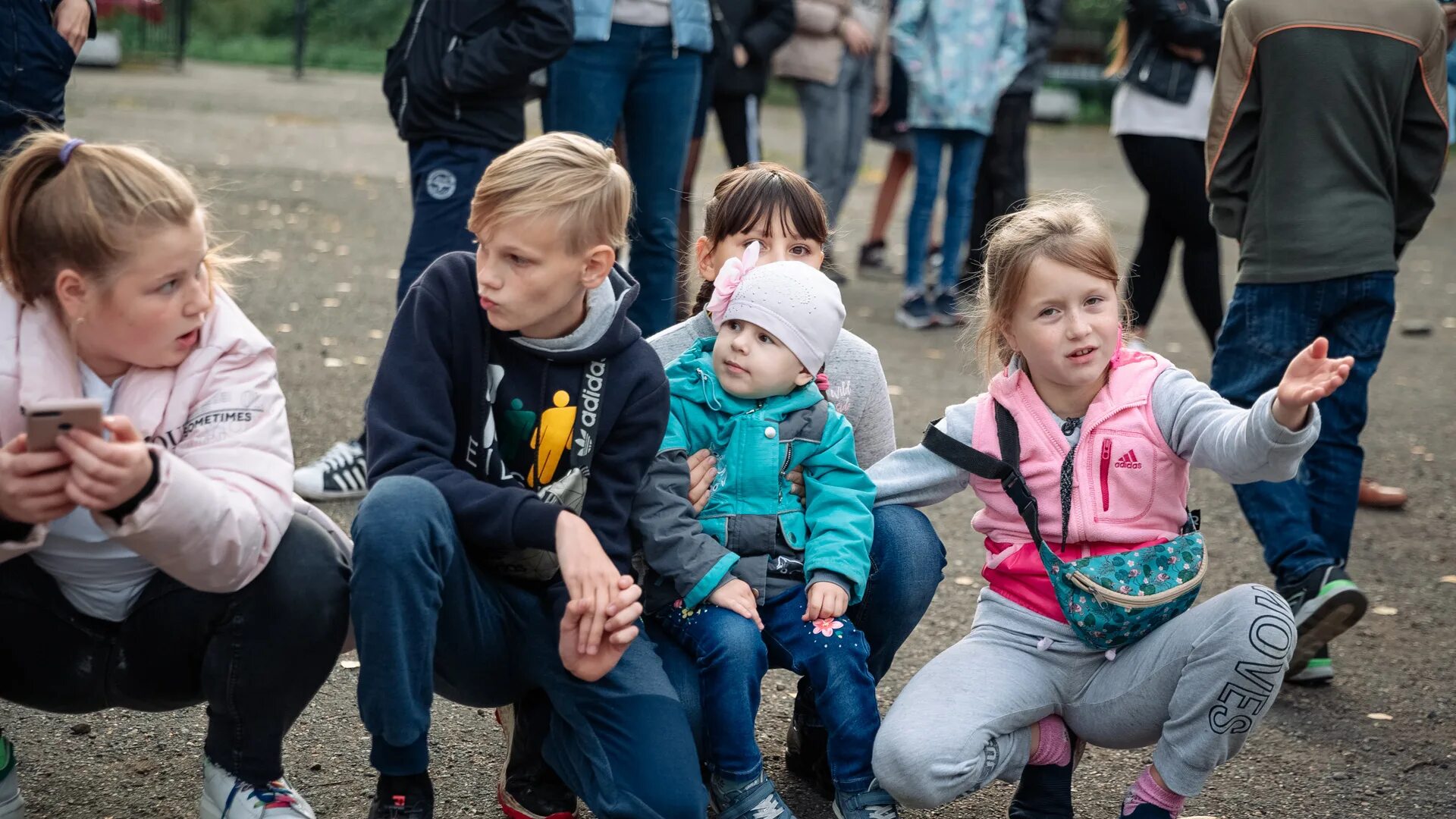 29 19 мая. Дети в городе. Россия для детей. Подростки детского дома. Ученики беженцы.