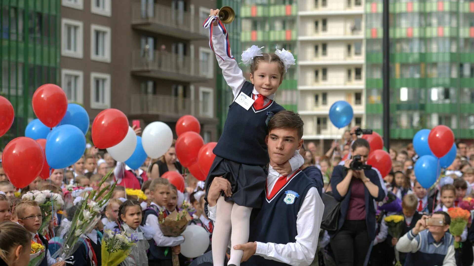 СОШ 1 Мурино. Школьники на линейке. Школьники 1 сентября. Линейка в школе.