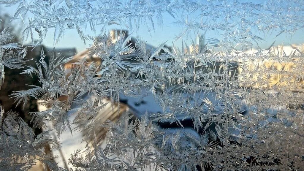 Почему на улице мороз. Морозные узоры. Зимние узоры. Морозные узоры на окне. Морозные узоры на стекле.