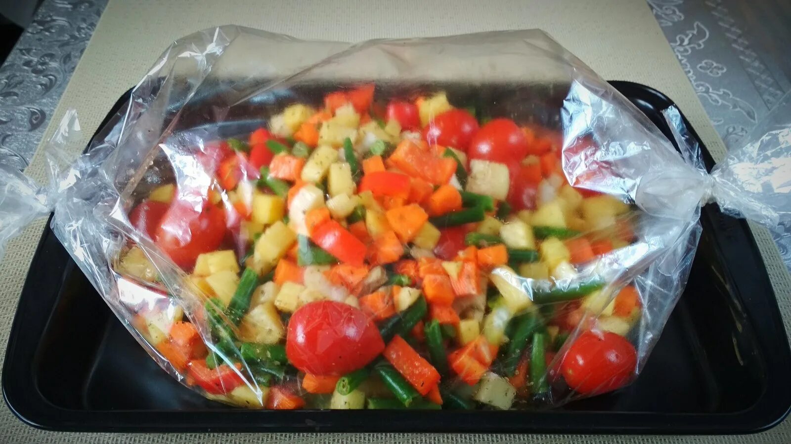 Как вкусно приготовить овощи из пакета. Овощи в рукаве для запекания. Овощи в пакете для запекания. Запекание овощей в духовке. Овощи в рукаве для запекания в духовке.