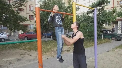 Учить подтягиваться