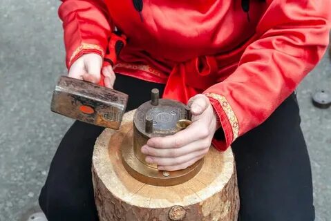 Чеканить