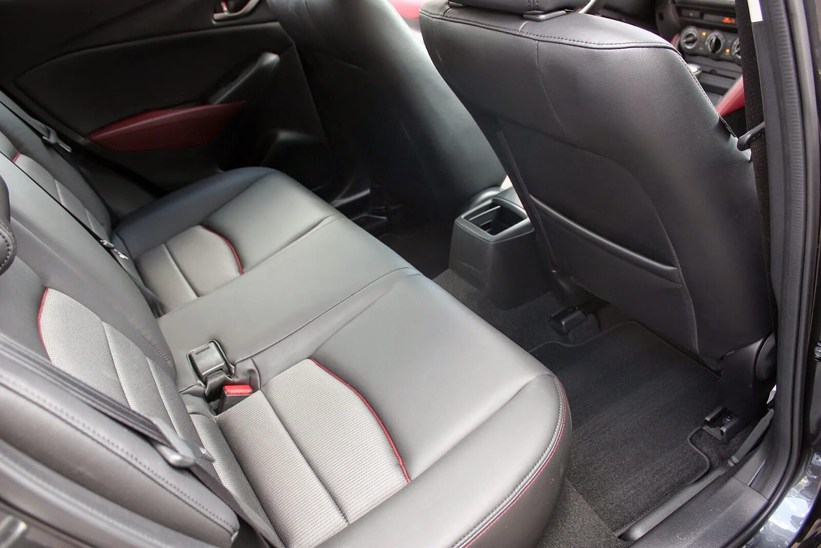 Задние сиденья мазда 6. Мазда сх3 заднего сиденья. Electric Driver's Seat Mazda CX-3.