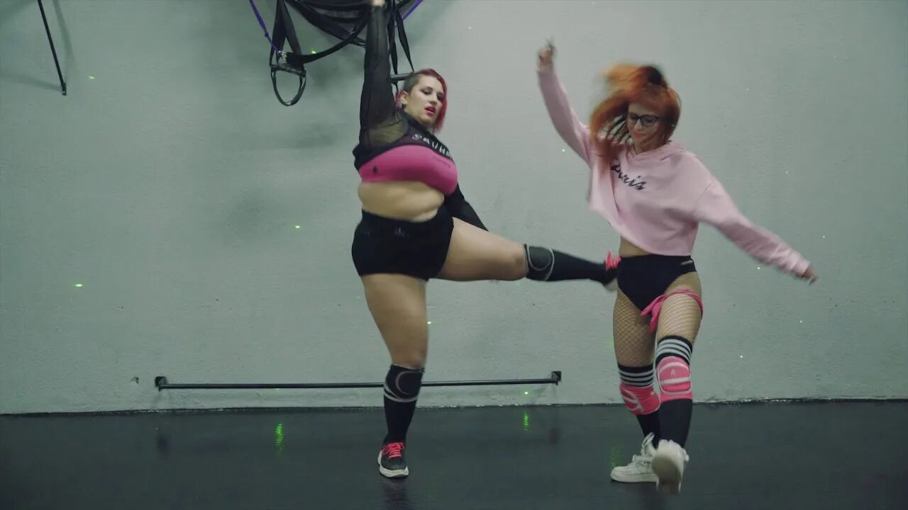 Тверк на голове. Тверк. Girls twerking video. Тверк в платье. 360vr тверк в лифте.