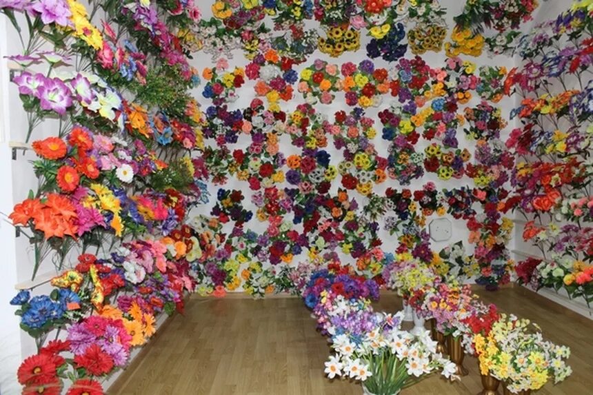 букет с калиной. цветы и газеты фото. ветка калины. ягода калина искусственная. искусственные цветы ноготки.